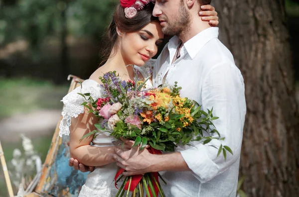 Hochzeitsdekoration im Boho-Stil, florales Arrangement, dekorierter Tisch im Garten. — Stockfoto