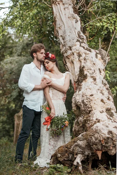 Décoration de mariage dans le style de boho, arrangement floral, table décorée dans le jardin . — Photo