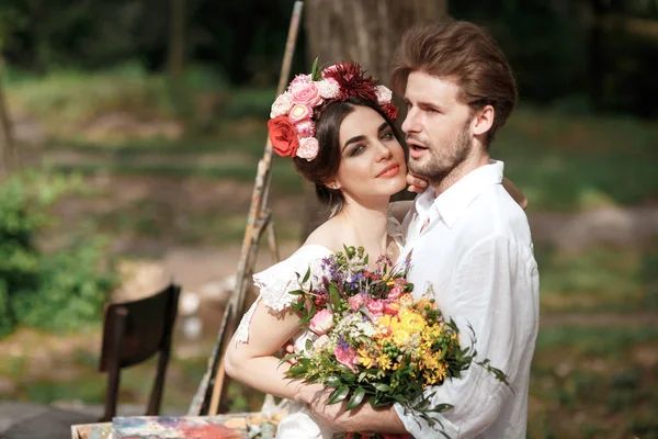 Decoração de casamento no estilo de boho, arranjo floral, mesa decorada no jardim . — Fotografia de Stock