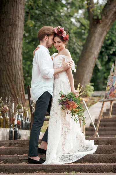 Decoración de bodas en estilo boho, arreglo floral, mesa decorada en el jardín . — Foto de Stock