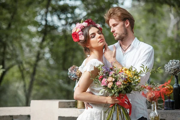 Hochzeitsdekoration im Boho-Stil, florales Arrangement, dekorierter Tisch im Garten. — Stockfoto