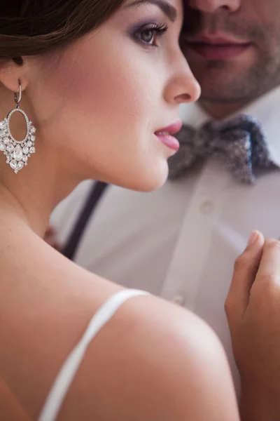 Hermosa novia en vestido de novia, fondo blanco — Foto de Stock