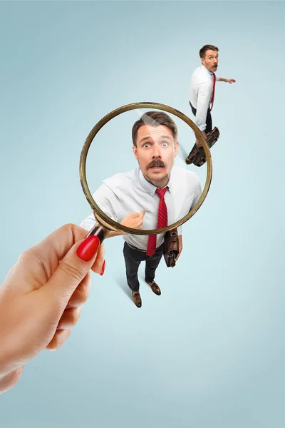 Primer plano retrato de sonriente, feliz, sorprendido, joven hombre de negocios, sobre fondo azul . — Foto de Stock