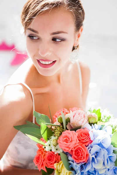 Güzel gelin gelinlik, beyaz arka plan