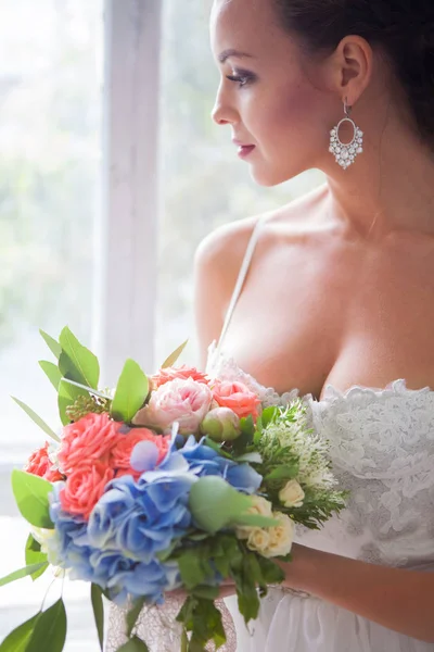 Красивая невеста в свадебном платье, белый фон — стоковое фото
