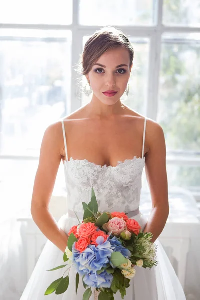 Красивая невеста в свадебном платье, белый фон — стоковое фото