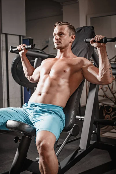 Красивый фитнес мужчина тяжелая атлетика тренировки в тренажерном зале — стоковое фото