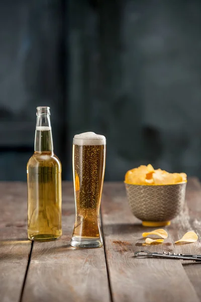 Pivní sklo a bramborové lupínky, pistácie, izolované na bílém — Stock fotografie