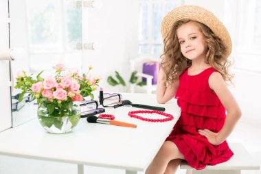 Kozmetik ile küçük bir kız. Annenin odası, aynaya oturan değil.