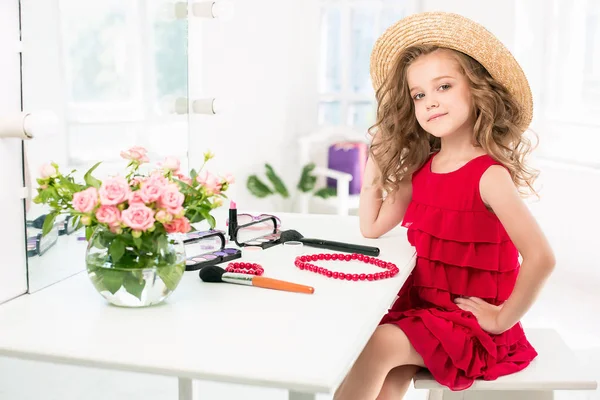 Kozmetik ile küçük bir kız. Annenin odası, aynaya oturan değil.