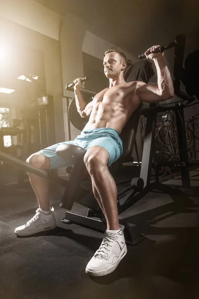 Beau fitness homme haltérophilie séance d'entraînement dans le gymnase — Photo