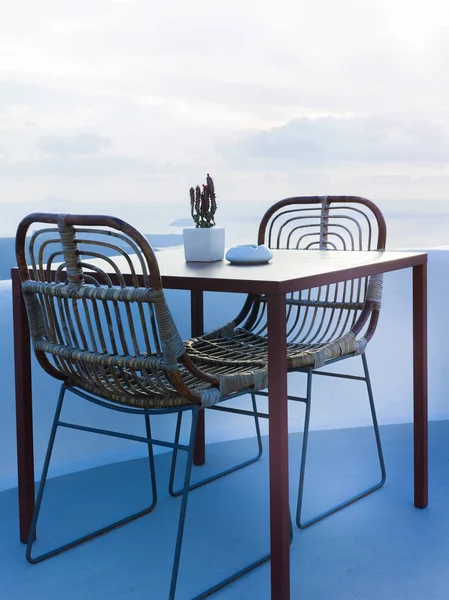 Kedua kursi dan meja kecil di teras yang indah dengan pemandangan laut yang indah — Stok Foto