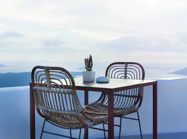 Kedua kursi dan meja kecil di teras yang indah dengan pemandangan laut yang indah — Stok Foto
