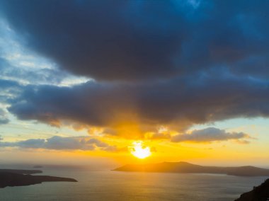 Caldera, manzarasına sahip Fira town günbatımında bir yanardağ