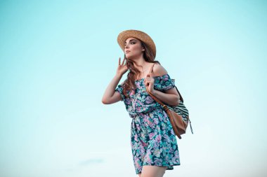 genç kadın ve mavi gökyüzü