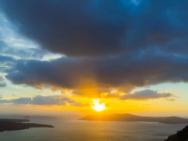 フィラのカルデラを一望で夕日を火山 — ストック写真