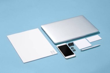 Laptop, kalemler, telefon, Not Tablo boş ekran ile