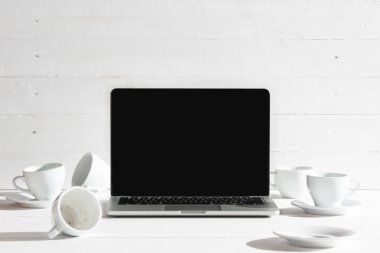 Defter ve kahve önden görünümü. İlham ve mock-up kavramı