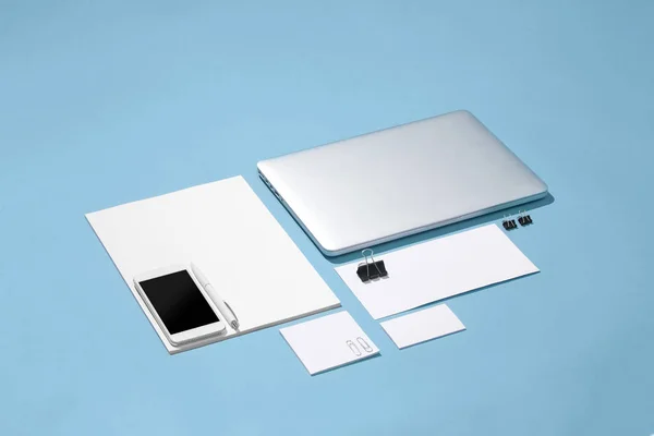 Laptop, pena, telepon, catatan dengan layar kosong di atas meja — Stok Foto