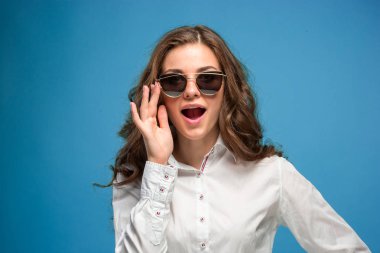 Mutlu duygularla genç kadının portresi