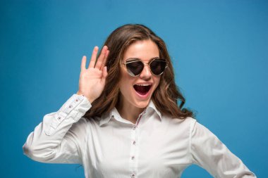 Mutlu duygularla genç kadının portresi