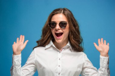 Mutlu duygularla genç kadının portresi