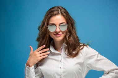 Mutlu duygularla genç kadının portresi