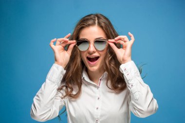 Mutlu duygularla genç kadının portresi