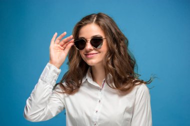 Mutlu duygularla genç kadının portresi