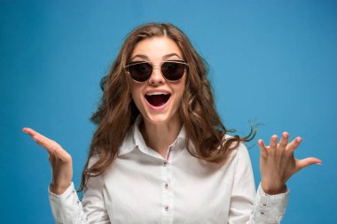 Mutlu duygularla genç kadının portresi