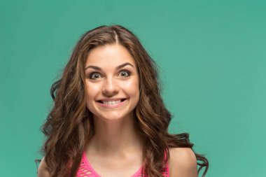 Mutlu duygularla genç kadının portresi