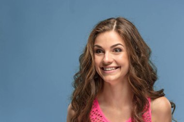 Mutlu duygularla genç kadının portresi