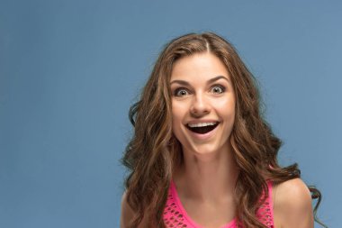 Mutlu duygularla genç kadının portresi