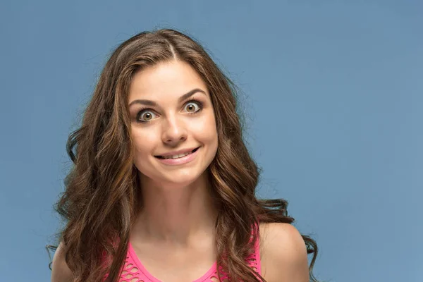 Portrait of young woman with shocked facial expression — Stock Photo, Image