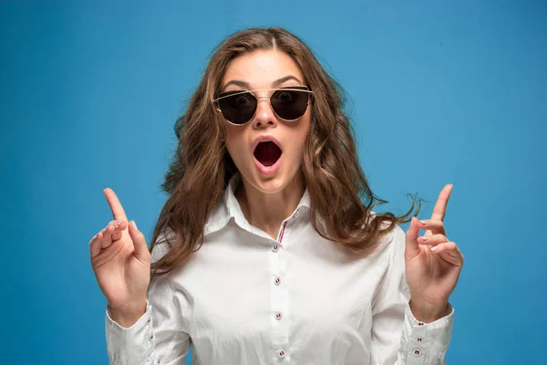 Retrato de mulher jovem com expressão facial chocada — Fotografia de Stock