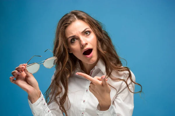 Ritratto di giovane donna con espressione facciale scioccata — Foto Stock