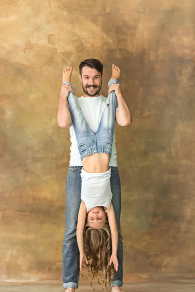 Muž objímání její dospívající dcera v hnědá — Stock fotografie