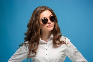 Farklı duygular ile genç kadının portresi