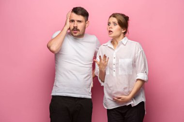 Komik şaşırmış yakışıklı adam ve onun güzel hamile wifes karın