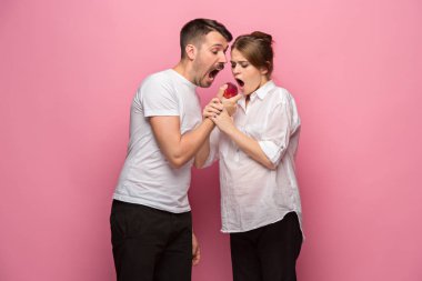 Komik şaşırmış yakışıklı adam ve güzel hamile eşi