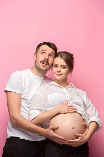 Pohledný muž a jeho krásná těhotná wifes bříško — Stock fotografie