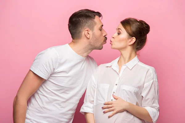 Смішний красивий чоловік і його красива вагітна дружина — стокове фото