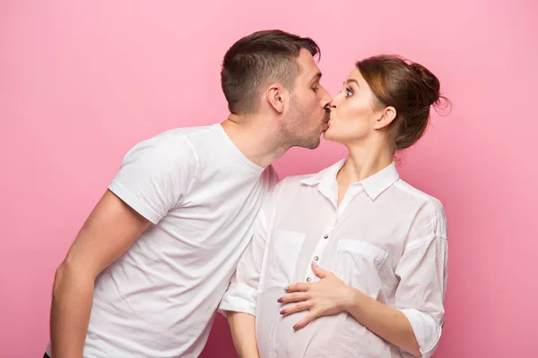 The funny handsome man and his beautiful pregnant wife — Stock Photo, Image