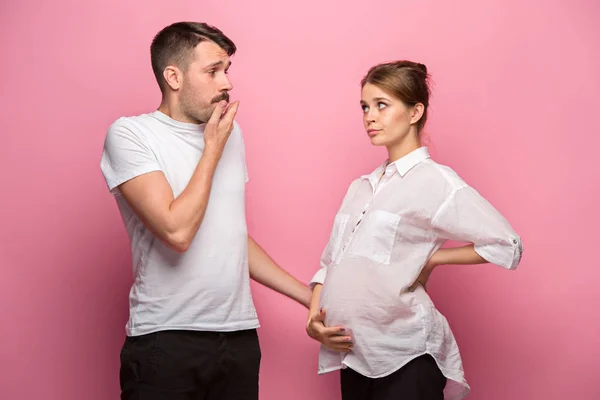El hombre guapo sorprendido divertido y sus hermosas esposas embarazadas vientre —  Fotos de Stock