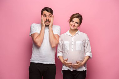 Komik şaşırmış yakışıklı adam ve onun güzel hamile wifes karın