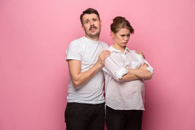 Komik yakışıklı adamı ve güzel hamile wifes midesi