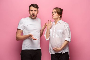 Komik şaşırmış yakışıklı adam ve onun güzel hamile wifes karın