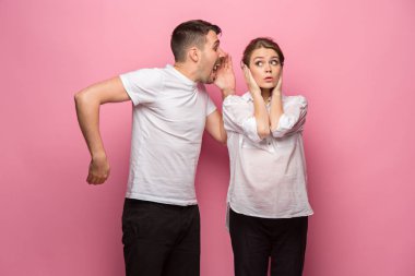 Komik şaşırmış yakışıklı adam ve onun güzel hamile wifes karın