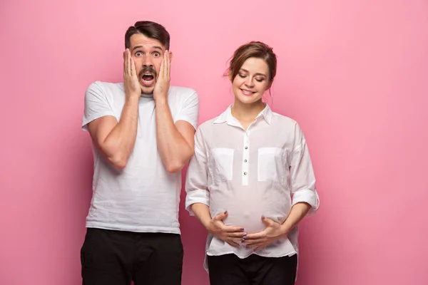 The funny surprised handsome man and his beautiful pregnant wifes tummy — Stock Photo, Image
