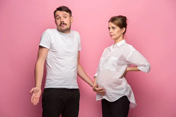 The funny surprised handsome man and his beautiful pregnant wifes tummy — Stock Photo, Image